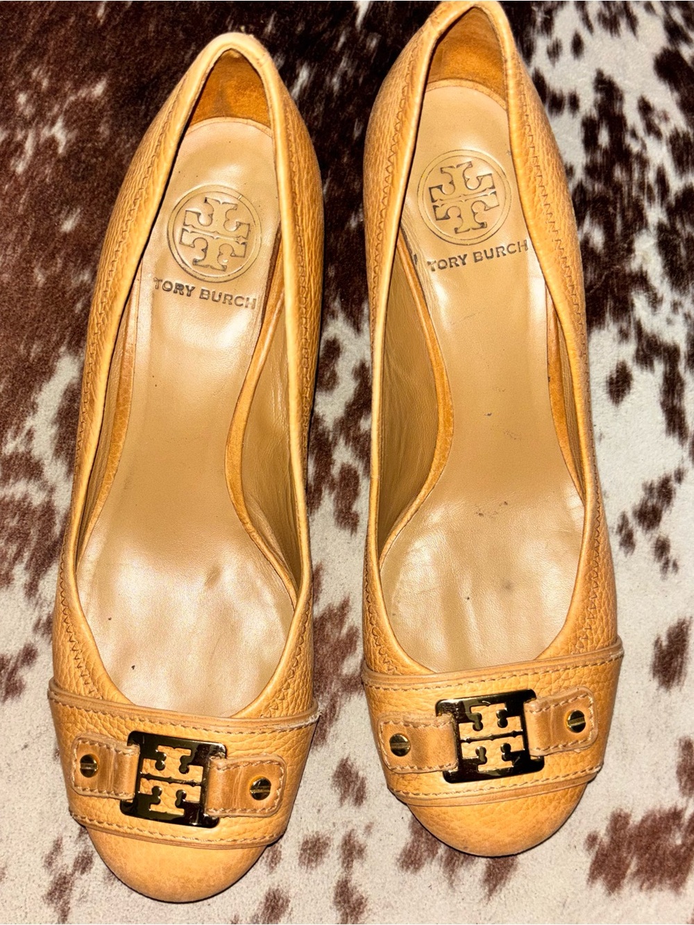 Tory Burch Amanda Peep-Toe Wedge Pumps
Women’s Size 8M | Cork Wedge | Tan Gold